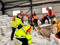 一夜苦守 暖意涌动